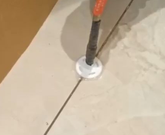 海淀瓷砖空鼓维修公司专业解答瓷砖在铺贴过程中，如果没有涂抹均匀到位的粘结材料（如水泥砂浆或瓷砖胶），可能会导致以下问题